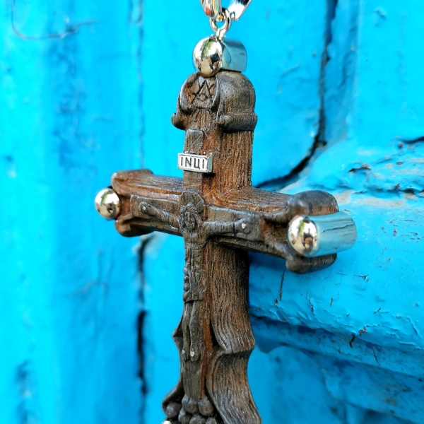 Cruce din lemn restaurată